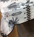 Nappe Cocoty, palmiers et géométriques, noir, blanc et marron, sur un fond écru, rectangulaire, 150x240 cm, 100% polyester anti-taches