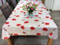  Nappe provençale Coquelicots et papillons rouges, sur un fond beige, rectangulaire, 100% polyester anti-taches