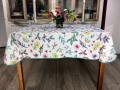 Nappe Frechy, florale multicolore , sur un fond blanc, carrée 150x150 cm, 100% polyester anti-taches