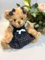 Peluche oursonne, noeud dentelle, robe carreaux, bleu marine, polyester, 35 cm