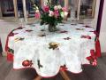 Nappe Boules de Noël, cloches et guirlande, blanc-rouge, ronde Ø 160 cm, 100% polyester anti-taches