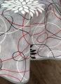 Nappe Rosaces, blanc, rouge, noir, sur un fond gris, ronde, 100% polyester anti-taches