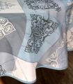 Nappe Patchwork, carreaux et arabesques, bleu, blanc et gris, ovale 150x240 cm, 100% polyester anti-taches