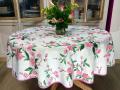 Nappe Fleurs roses, feuilles vertes, sur fond blanc, ronde Ø160 cm, 100% polyester anti-taches