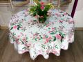 Nappe Fleurs roses, feuilles vertes, sur fond blanc, ronde Ø160 cm, 100% polyester anti-taches