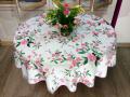 Nappe Fleurs roses, feuilles vertes, sur fond blanc, ronde Ø160 cm, 100% polyester anti-taches