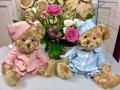 Peluche Ours, pyjama rose ou bleu à rayures blanches et bonnet de nuit, polyester, 32 cm