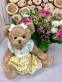 Peluche oursonne, fourrure marron clair, robe jaune, fleurie, polyester, 32 cm