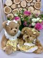 Peluche oursonne, fourrure marron clair, robe jaune, fleurie, polyester, 32 cm