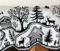 Nappe Lausanne,montagne, cerfs, chalets, vaches, arbres, motifs noirs, sur fond écru, carrée 145x145 cm, polycoton jacquard réversible