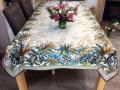 Nappe Feuillage multicolore, centrée, sur fond blanc ou bleu, rectangulaire 145x250 cm, polycoton jacquard 