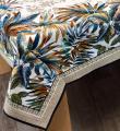 Nappe Feuillage multicolore, centrée, sur fond blanc ou bleu, rectangulaire 145x250 cm, polycoton jacquard 