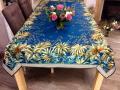 Nappe Feuillage multicolore, centrée, sur fond blanc ou bleu, rectangulaire 145x250 cm, polycoton jacquard 