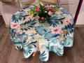 Nappe Kelly, feuillage exotique et fleurs rose, sur fond bleu ou blanc, ronde Ø 180 cm, 100% polyester anti-taches