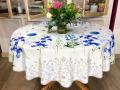 Nappe Fleurs d'ail, rose ou bleu, sur fond blanc, ronde Ø160 cm, 100% polyester anti-taches