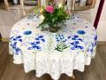 Nappe Fleurs d'ail, rose ou bleu, sur fond blanc, ronde Ø160 cm, 100% polyester anti-taches