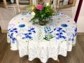 Nappe Fleurs d'ail, rose ou bleu, sur fond blanc, ronde Ø160 cm, 100% polyester anti-taches