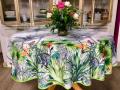 Nappe Oiseaux du Paradis, palmiers, feuilles et fleurs multicolores, sur fond blanc, ronde Ø 160 cm, 100% polyester anti-taches