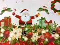 Nappe Père Noël, couronnes, fleurs de noël, cadeaux, étoiles, crème, rouge, vert, ronde  Ø 160 cm, 100% polyester anti-taches