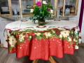 Nappe Père Noël, couronnes, fleurs de noël, cadeaux, étoiles, crème, rouge, vert, ronde  Ø 160 cm, 100% polyester anti-taches