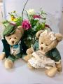 Peluche oursonne, robe et noeud beige dentelle et velours, gilet vert, polyester, 33 cm