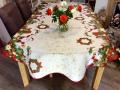 Nappe Père Noël, couronnes, fleurs de noël, cadeaux, étoiles, crème, rouge, vert, ovale 150x240 cm, 100% polyester anti-taches
