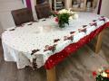 Nappe Père Noël, étoiles et cadeaux, blanc-rouge, ovale, 150x240cm, 100% polyester anti-taches