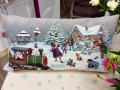 Housse de coussin Train du Père Noël, enfants, lutins, chien, sapins carrousel, rectangle 40x70 cm, polycoton jacquard