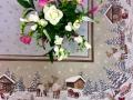 Nappe Chalet hivernal en rondins, rennes, biches, sapins, flocons, luge, centrée, polycoton jacquard