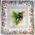 Nappe de Pâques fleurie, Lapins et oeufs, centrée sur fond beige, carrée 100x100 cm, polycoton jacquard