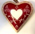 Coeur rouge-blanc, bombé, décoré d'arabesques blancs et bordure crème, 15x15x4,5 cm, métal