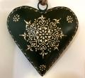 Coeur vert foncé, bombé, décoré d'arabesques blancs, métal
