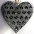 Coeur gris argenté ou gris anthracite, bombé, vieilli et ajouré fleurs, métal