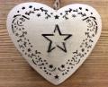 Coeur blanc vieilli, bombé, ajouré étoiles et arabesques, 12x13x2,5 cm, métal