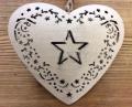 Coeur blanc vieilli, bombé, ajouré étoiles et arabesques, 16x14x3 cm, métal