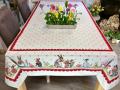 Nappe de Pâques fleurie, famille lapins et oeufs, frise bordeaux, centrée sur fond beige, rectangulaire 160x250 cm, polycoton jacquard