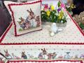 Nappe de Pâques fleurie, famille lapins et oeufs, frise bordeaux, centrée sur fond beige, rectangulaire 140x240 cm, polycoton jacquard