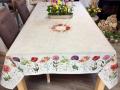 Nappe Fleurie, coquelicots, dahlias, lys, fond beige, centrée, rectangulaire 160x250 cm, polycoton Jacquard