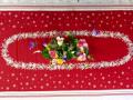 Nappe Montagne Savoie, chalets, sapins, édelweiss, rouge, centrée, rectangulaire 145x260 cm, polycoton jacquard 