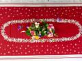 Nappe Montagne Savoie, chalets, sapins, édelweiss, rouge, centrée, rectangulaire 145x260 cm, polycoton jacquard 