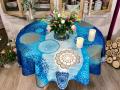 Nappe Rosaces géométriques all over, arabesques, bleu,  turquoise, blanc, marron, ronde Ø160 cm, 100% polyester anti-taches