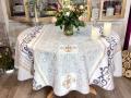 Nappe Arabesques et rosaces,  gris-taupe, beige, sur un fond blanc, ronde Ø180 cm, 100% polyester anti-taches