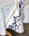 Nappe Arabesques et rosaces,  gris-taupe, beige, sur un fond blanc, ronde Ø180 cm, 100% polyester anti-taches