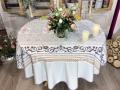Nappe Arabesques et rosaces,  gris-taupe, beige, sur un fond blanc, ronde Ø180 cm, 100% polyester anti-taches