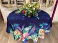 Nappe Fleurs lys, feuilles tropicales et rosaces, sur fond bleu marine, ronde Ø 160 cm, 100% polyester anti-taches