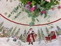 Nappe de Noël, Père Noël et son traineau rouge, étoiles dorées, cadeaux, sapins, centrée, ronde Ø 165 cm, polycoton jacquard