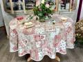 Nappe Arrosa, Montagne chic, chalets, cerfs, sapins, rouge, rose ancien, sur fond beige, ronde Ø180 cm, polycoton jacquard réversible
