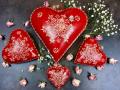 Coeur bombé rouge, décoré d'arabesques blancs, métal 