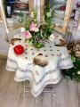 Nappe Poules et coqs Vichy, centrée, sur fond beige, carrée, polycoton jacquard