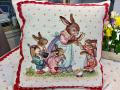 Housse de coussin, famille lapins bordeaux, fond beige, carrée 45x45 cm, polycoton jacquard
